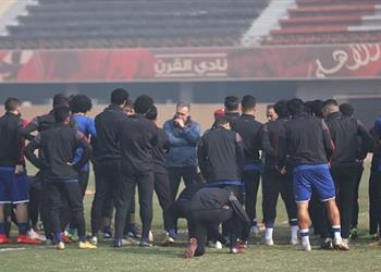 لاسارتي يحاضر لاعبي الأهلي قبل مواجهة الساورة وعبد الحفيظ يوجه طلب ا لمنسق المباراة
