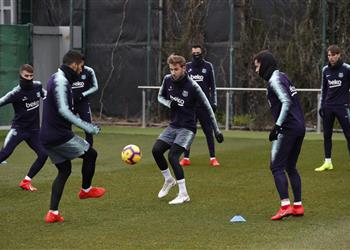 رباعي رديف برشلونة يشارك في تدريبات الفريق الأول