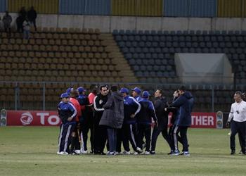 بالفيديو الحكم ينهي مباراة الإسماعيلي والإفريقي التونسي بسبب غضب الجماهير