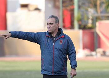 لاسارتي يعقد محاضرة فنية مع لاعبي الأهلي استعداد ا للمقاصة