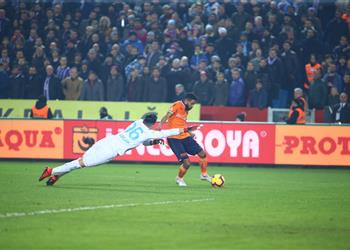 باشاك شهير يبتعد بصدارة الدوري التركي بتخطي طرابزون في غياب كريم حافظ