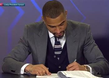 صور وفيديو بواتينج يوقع على عقود برشلونة في حضور بارتوميو