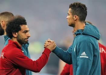 لاعب تشيلسي السابق محمد صلاح يغوص بسهولة داخل منطقة الجزاء مثلما يفعل رونالدو