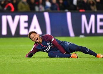 فيديو نيمار يغادر الملعب باكي ا بعد إصابة قوية مع باريس سان جيرمان