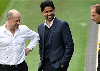 ناصر الخليفي يدرس إقالة مدير سان جيرمان بعد خطف برشلونة لدي يونج