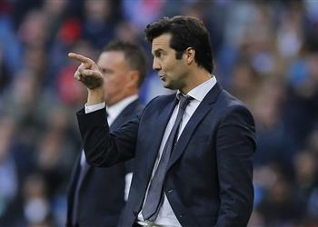 سولاري بنزيما كريم مع زملائه في الملعب وسعيد بعودة بيل