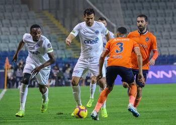 فيديو تريزيجيه يشارك في هزيمة قاسم باشا أمام باشاك شهير وسط غياب كريم حافظ