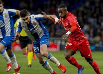 صحيفة كتالونية تفضح تدخلات ريال مدريد لمنع استخدام الـVAR