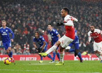 بالفيديو أوباميانج يتفوق على أساطير آرسنال بهدفه أمام كارديف سيتي