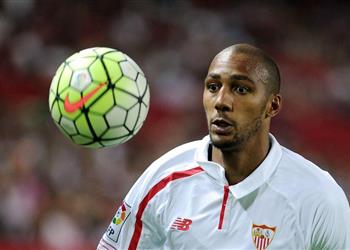 لاعب إشبيلية يفتح أبواب العودة للدوري الإنجليزي