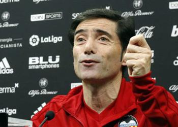 مدرب فالنسيا قبل مواجهة برشلونة نستمتع بميسي وإيقافه أمر م عقد