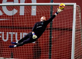 رسميا برشلونة يعلن إصابة سيلسن وغيابه عن الكلاسيكو