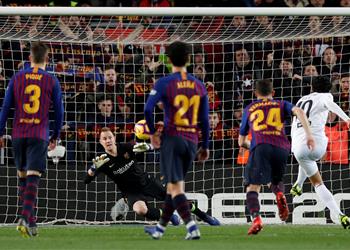فيديو برشلونة يسقط في فخ التعادل أمام فالنسيا في الدوري الإسباني