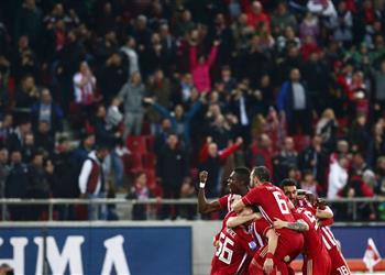 بالفيديو كوكا يسجل ويقود أولمبياكوس للفوز برباعية على بانيونيوس