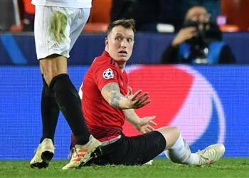 فيل جونز يوافق على تجديد عقده مع مانشستر يونايتد