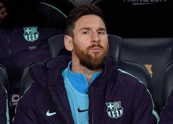 صورة ميسي يهدي قميص برشلونة لنجم منتخب قطر
