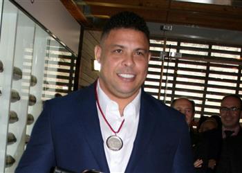 الظاهرة رونالدو ميسي استثنائي ورونالدو يتميز بالقوة نيمار لا يزال خلفهما