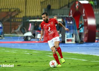 الأهلي ي علن تجديد عقدي علي معلول وكريم نيدفيد رسمي ا