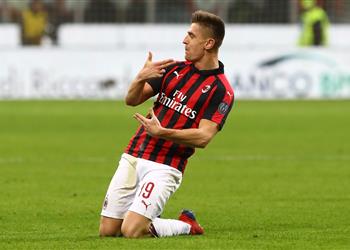 فيديو ميلان يواصل الزحف نحو المقدمة بثلاثية في شباك كالياري