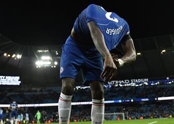 صور روديجر يعتذر لمشجع بإعطائه قميصه بعد الهزيمة الم ذلة من مانشستر سيتي