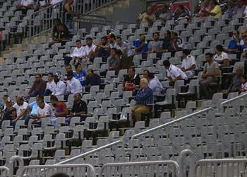 صور مرتضى يجلس وحيد ا في مدرجات برج العرب