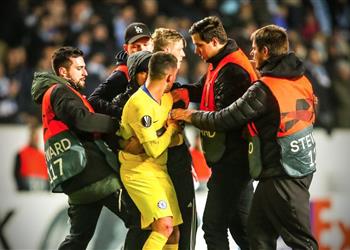 هازارد يتعرض لهجوم من مشجع سويدي بعد مباراة مالمو