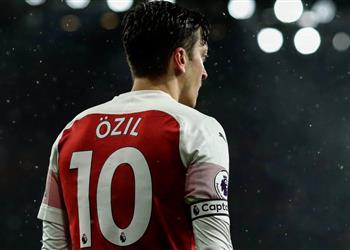 أوزيل يلم ح لبقائه في آرسنال