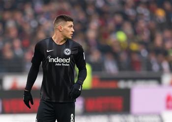 مدير فرانكفورت يعلق على أنباء مفاوضات يوفيتش مع برشلونة وريال مدريد