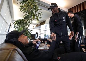 مبابي يحرص على متابعة مباريات برشلونة المقبلة