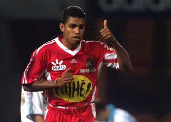 مهاجم ليون السابق فوز برشلونة لن يكون سهلا في فرنسا