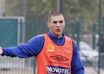 ماركا تكشف سبب رفض برشلونة التعاقد مع بنزيما في 2008