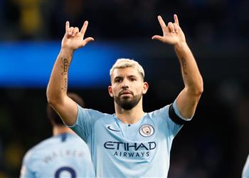 فيديو أجويرو يتساوى مع كافاني بعد هدفه أمام شالكه في دوري الأبطال