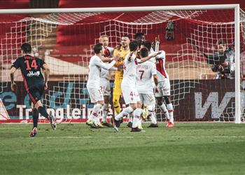 موناكو يهرب من مراكز الهبوط بثنائية في مرمى ليون