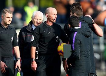 رسميا الاتحاد الإنجليزي يستبعد مايك دين من مباراة تشيلسي وتوتنهام