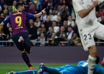 فيديو سواريز يقود برشلونة لنهائي كأس الملك بثلاثية في ريال مدريد