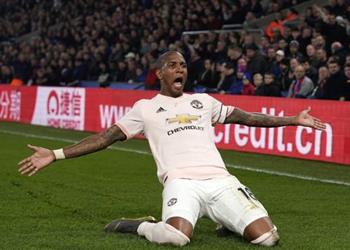 أشلي يونج عانينا أمام كريستال بالاس ونريد مواصلة سلسلة الانتصارات