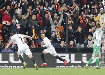 بالفيديو فالنسيا يصعد لمواجهة برشلونة في نهائي كأس ملك إسبانيا بفوز صعب أمام ريال بيتيس