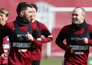 لاعب برشلونة يقترب من مرافقة إنييستا وفيا بالدوري الياباني