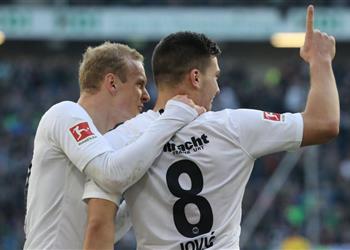 مدير فرانكفورت يوضح حقيقة مفاوضات بايرن ميونيخ لضم يوفيتش