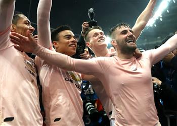 مشجع لمانشستر يونايتد يتعرض لطعنة في الصدر بسبب احتفاله بالفوز على باريس