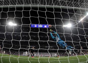 حارس أياكس يتحدث عن إقصاء ريال مدريد وي غازل برشلونة