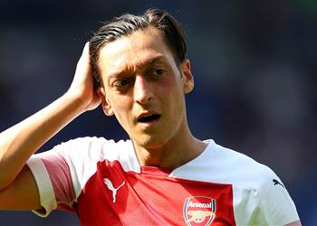 لاعبو آرسنال يدعمون أوزيل رغم علاقته المتذبذبة مع إيمري