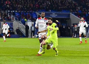 إصابة مدافع ليون قبل مواجهة برشلونة بدوري الأبطال