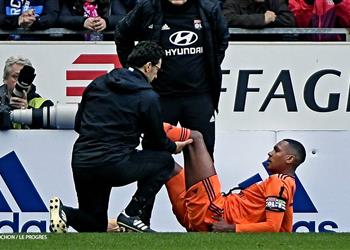 مدرب ليون يخشى غياب لاعبه عن مواجهة برشلونة