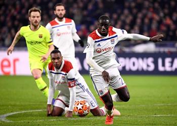 باريس سان جيرمان يتفوق على برشلونة في الصراع نحو ظهير ليون