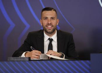 أول تعليق لألبا بعد تمديد عقده مع برشلونة