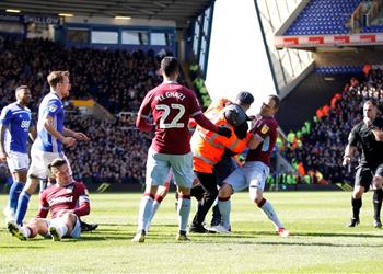 رسميا الحكم بالسجن 14 أسبوعا على المشجع الذي قام بالاعتداء على لاعب أستون فيلا