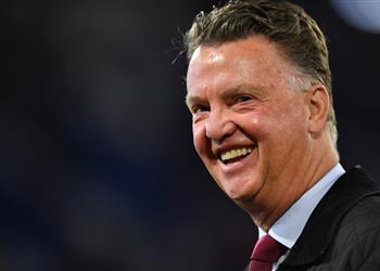 رسمي ا فان خال يعلن اعتزاله تدريب كرة القدم