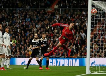 والده م دافع ا عن كورتوا وسائل الإعلام لا تفعل شيئ ا سوى انتقاداه