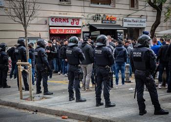 صور اشتباكات بين مشجعي ليون وجماهير برشلونة